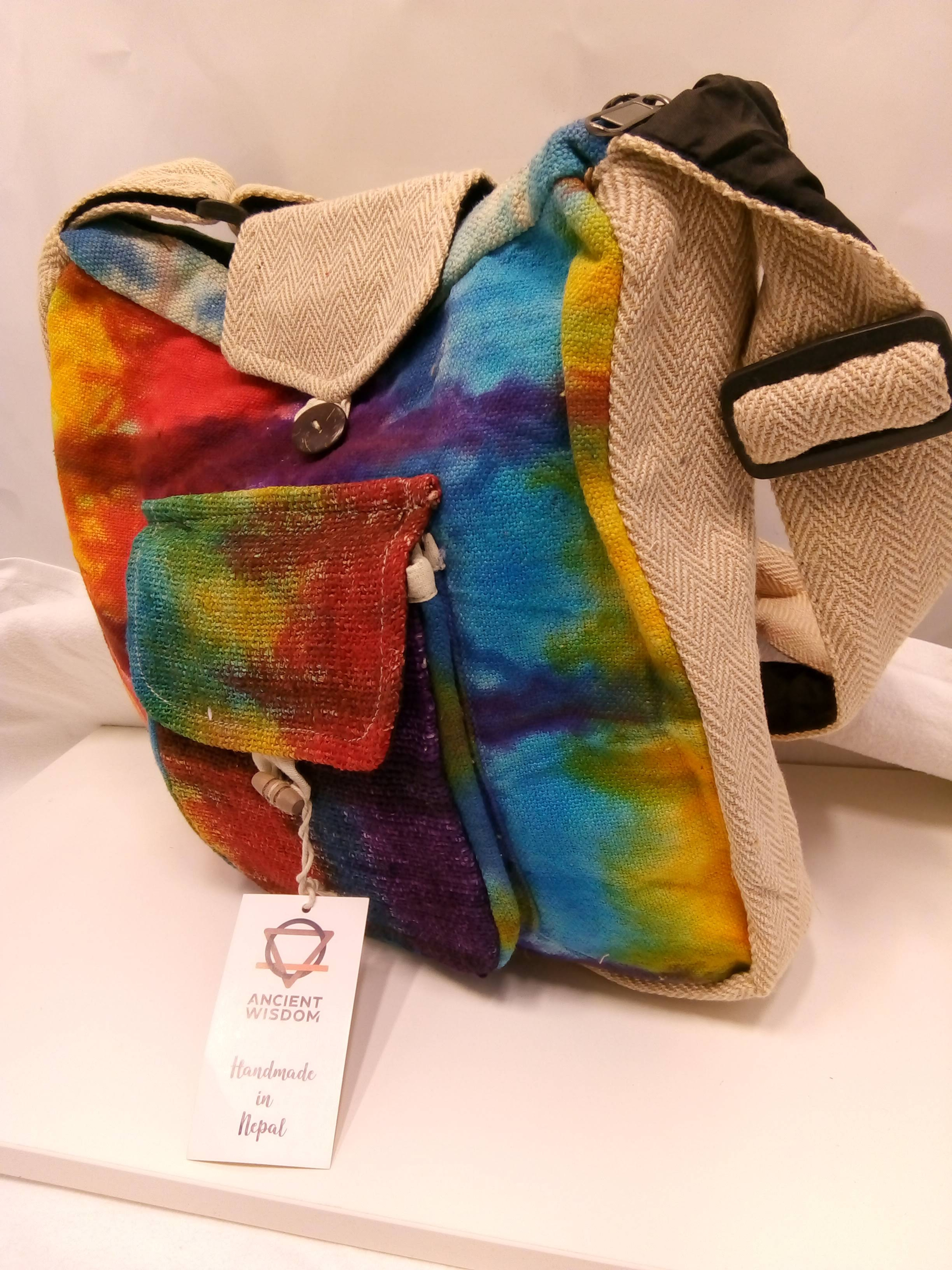 Umhängetasche mit Vordertasche aus Hanf-Batik 108